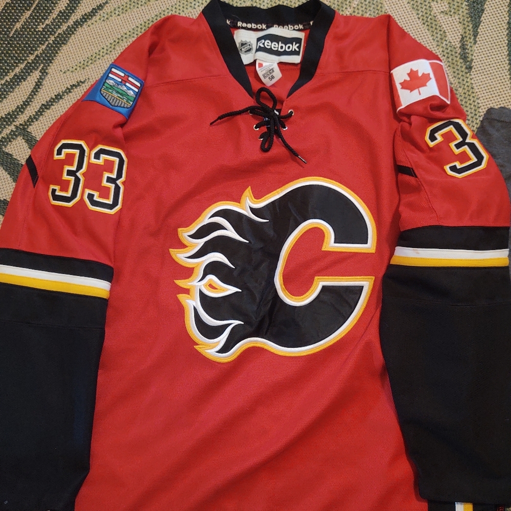 Reebok Edge 2.0 Authentic Calgary Flames Jersey #33 Size 56